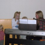 Ibland hjälpte Vilma, Anja och Moa (skymd) till med sång