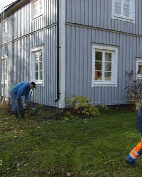 Magnus E och Sören L drar kabel till Bissjön 115 matar medan Erland L och Magnus E drar i andra änden