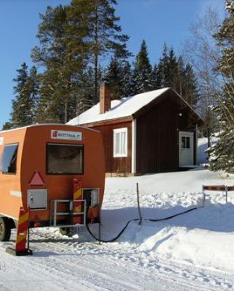 Den 4 mars, i sol och nyfallen snö, svetsas fiberkabeln för brunnet vid lagbagarstuga i Bissjön