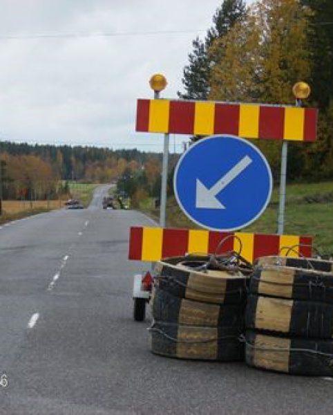 Vid 90-väg kräver bredbandsarbetet ordentlig skyltning och tungt skydd