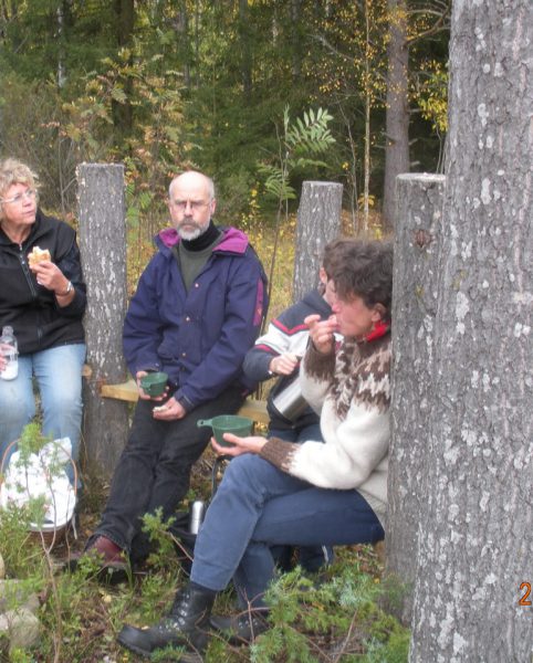 Ann-Britt Demberger, Per Lundgren och Barbro Nilsson-Lundgren tar paus på ett av  konstverken