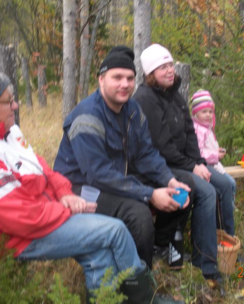 Asta Johansson, Jerry, Maria och Moa Olofsson  under paus på bänkkonst