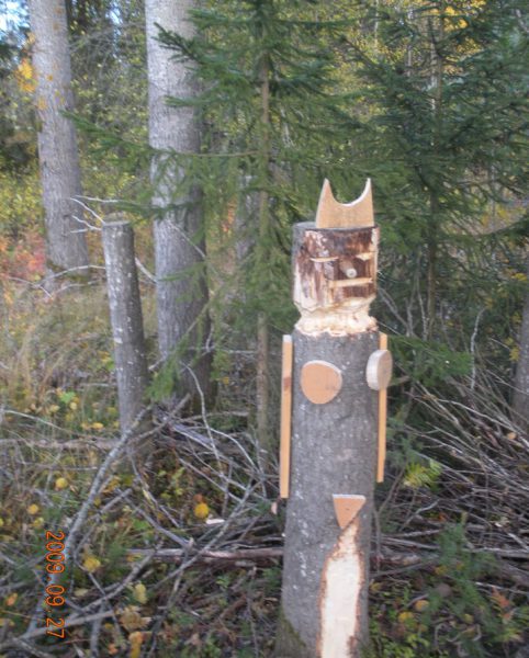 Tomtar och troll?  Skogsrået övervakar skulpturparken